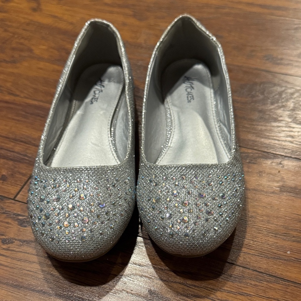 ****SOLD****Hot Cakes Shimmering Silver Flats - Picture 2 of 3